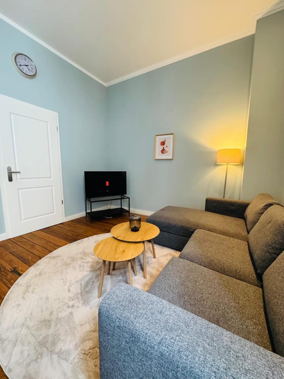 TV and multimedia, Living room, Seating area, Evening entertainment