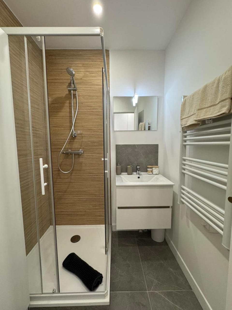 Shower, Bathroom, towels