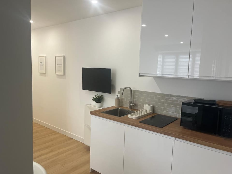 TV and multimedia, Coffee/tea facilities, Kitchen or kitchenette, stove