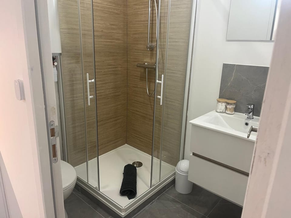 Shower, Bathroom