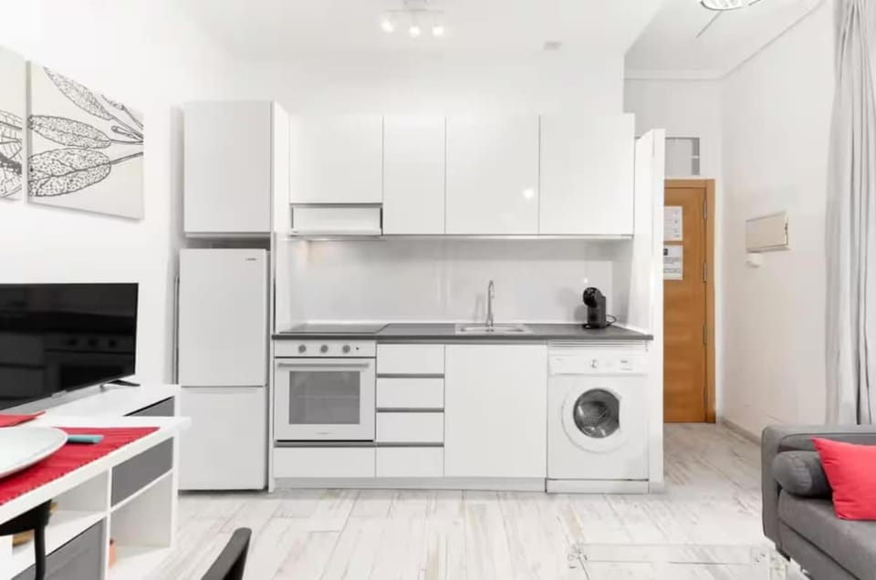 Kitchen or kitchenette, Living room, Seating area, minibar, oven, stove, toaster