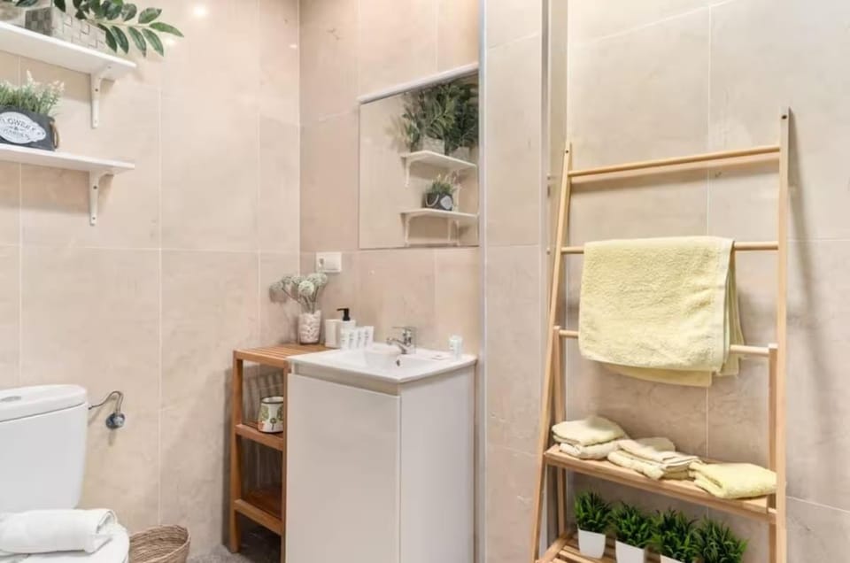 Toilet, Bathroom, towels
