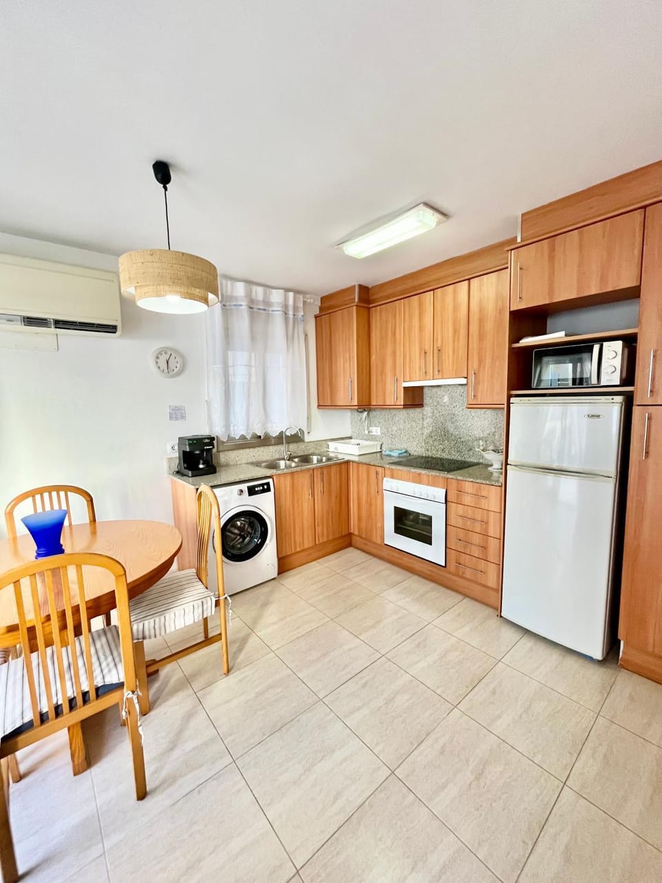 Kitchen or kitchenette, oven, washing machine
