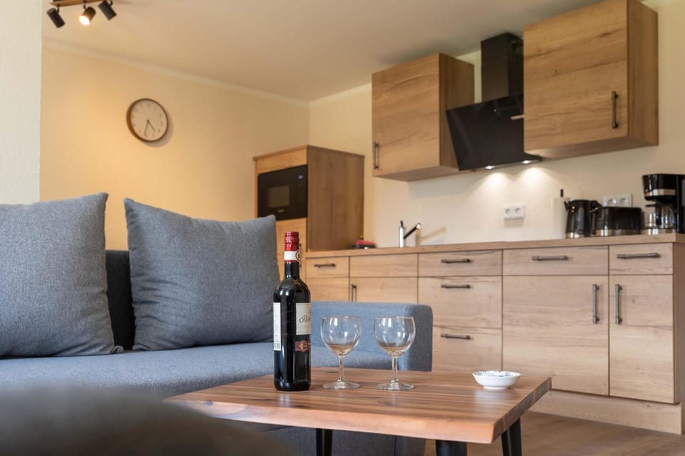 Coffee/tea facilities, Kitchen or kitchenette, Living room, Seating area