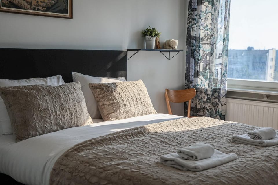 Bed, Photo of the whole room, towels