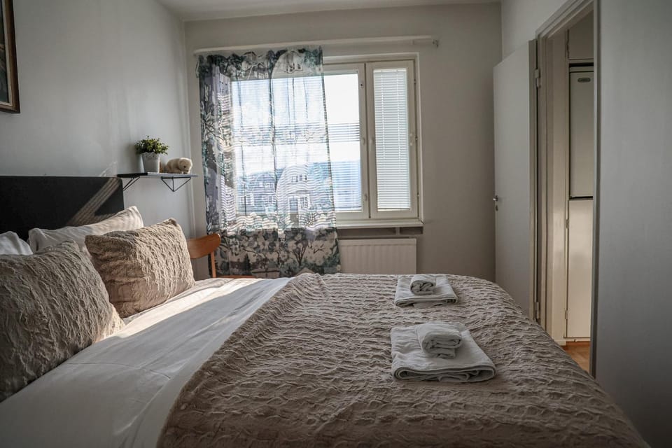 Bed, Photo of the whole room, Bedroom, towels