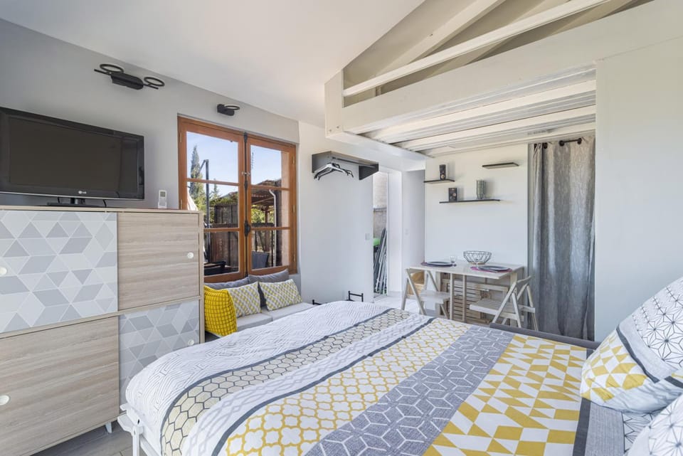 Property building, Living room, Bedroom