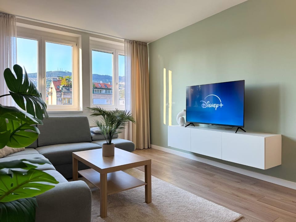 Communal lounge/ TV room, TV and multimedia, Living room, Seating area, Evening entertainment, Landmark view, Mountain view