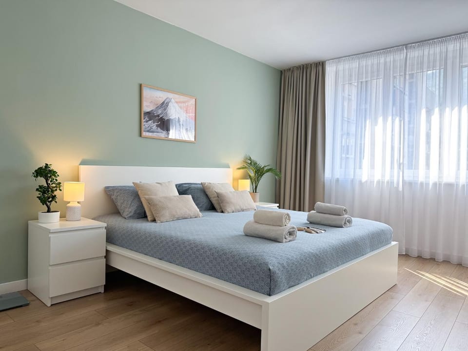 Bed, Photo of the whole room, Bedroom, Mountain view, towels, air conditioner