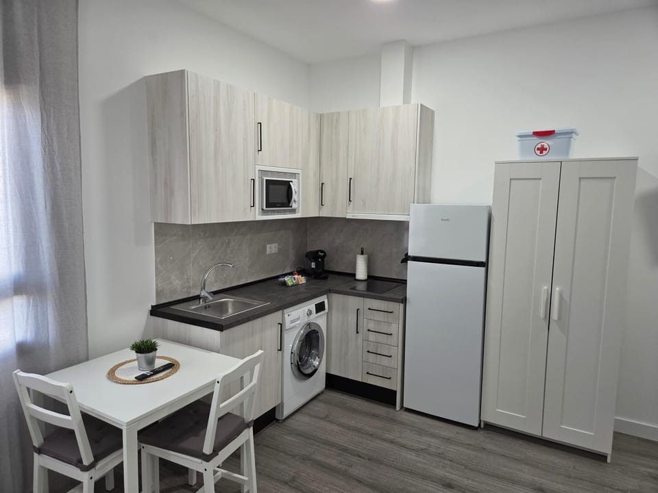 Kitchen or kitchenette, Dining area