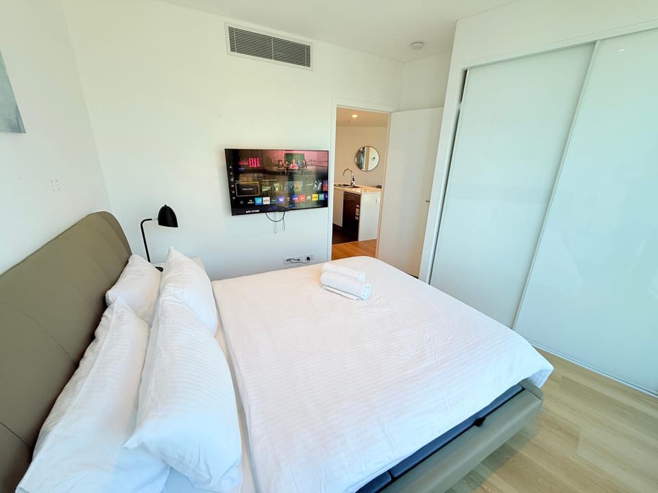 Amazing city & river views Level 37th Skytower Apartment in Kangaroo Point