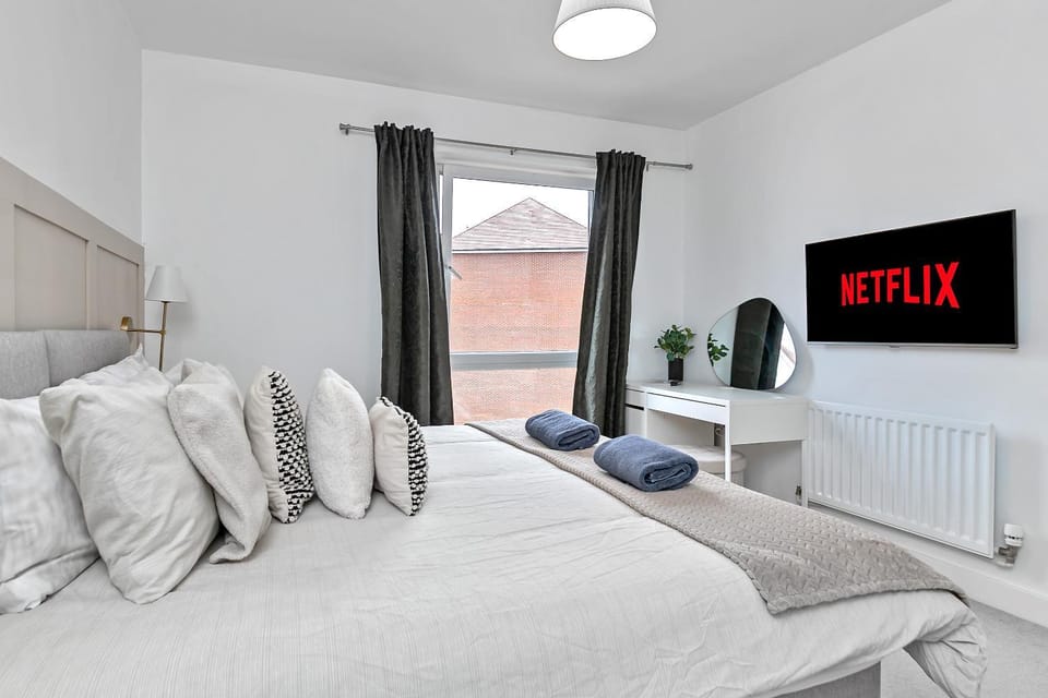 Bed, TV and multimedia, Bedroom