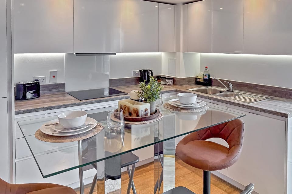 Kitchen or kitchenette, Dining area