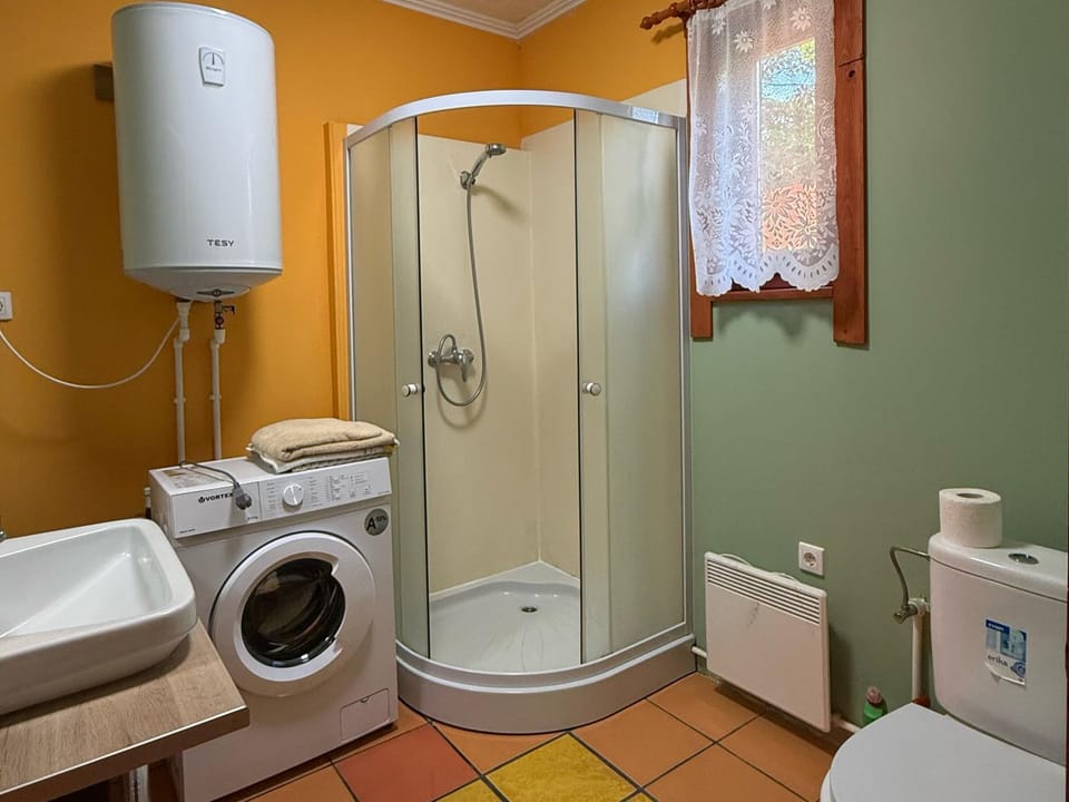 Shower, Toilet, Bathroom, towels, washing machine