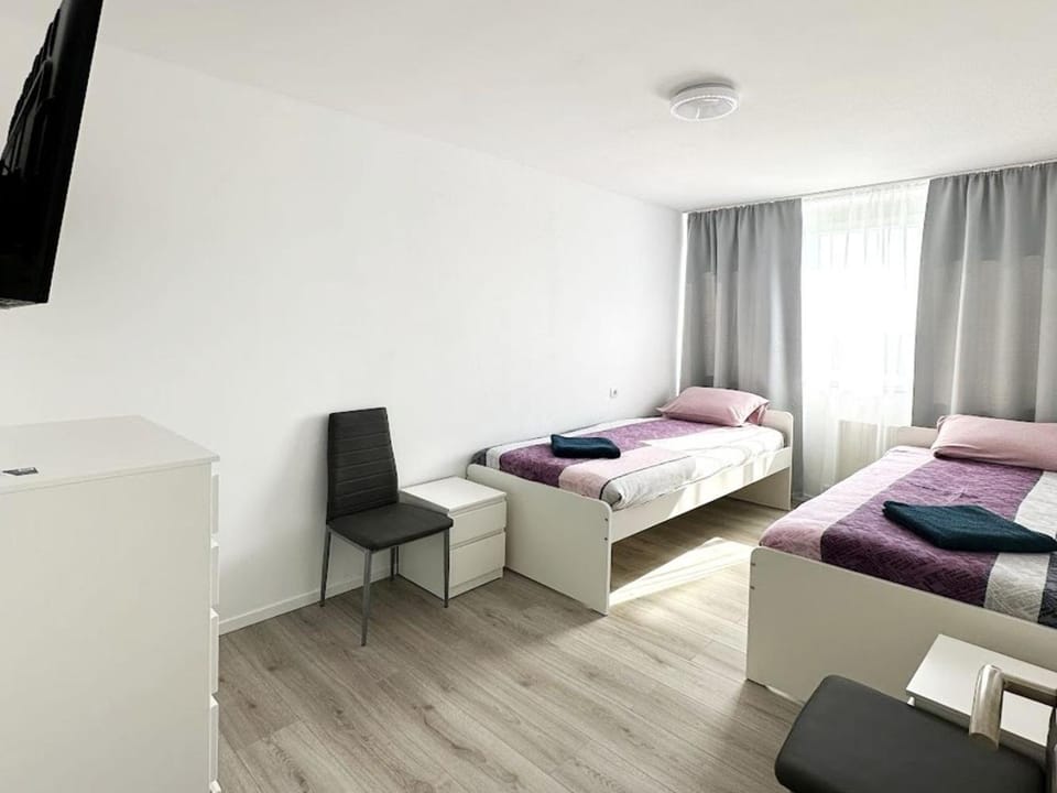 Bed, TV and multimedia, Photo of the whole room, Bedroom, towels