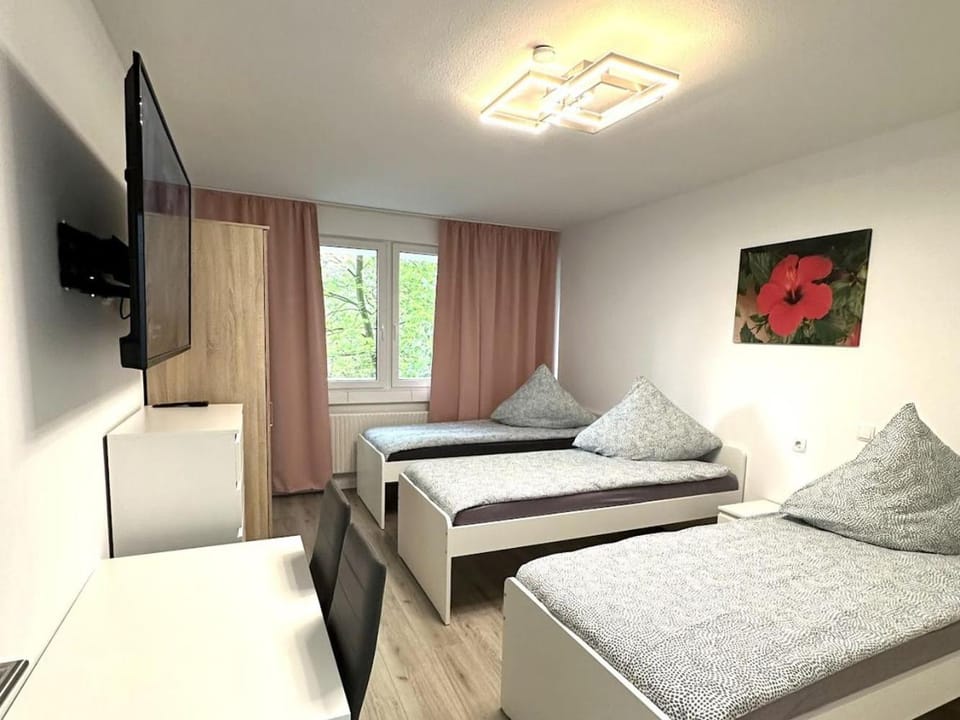 Bed, TV and multimedia, Photo of the whole room, Seating area, Bedroom