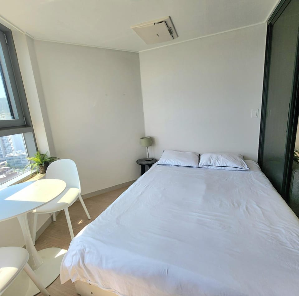 Busan#Gwangalli#High floor ocean view#1min from the beach Bed and Breakfast in Busan