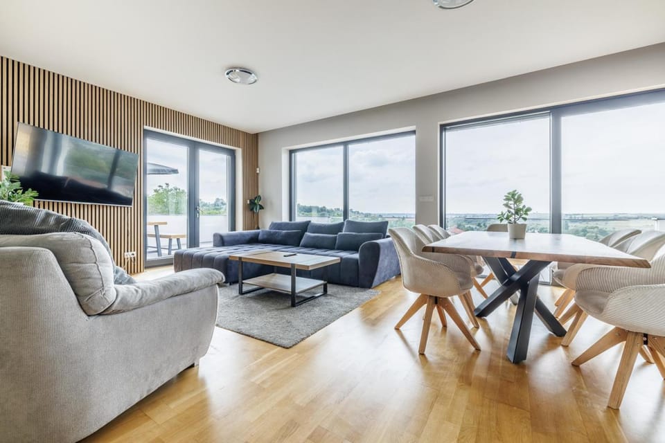 Communal lounge/ TV room, TV and multimedia, Living room, Seating area, Evening entertainment
