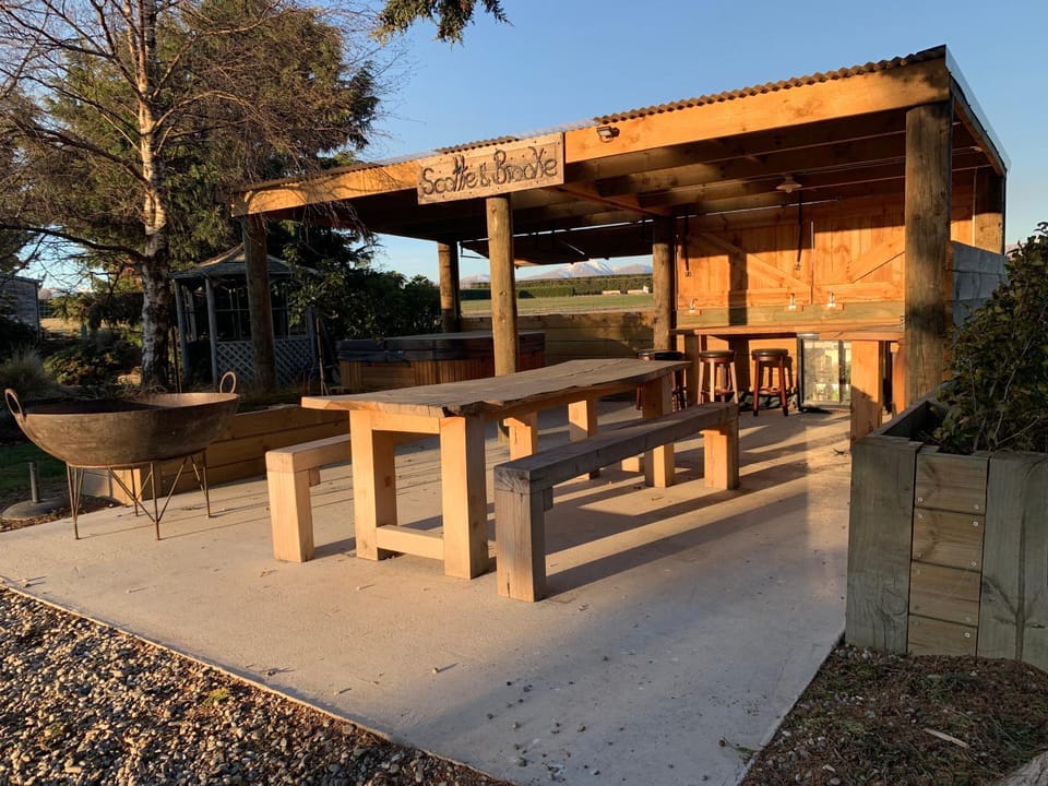 BBQ facilities, Lounge or bar, Swimming pool