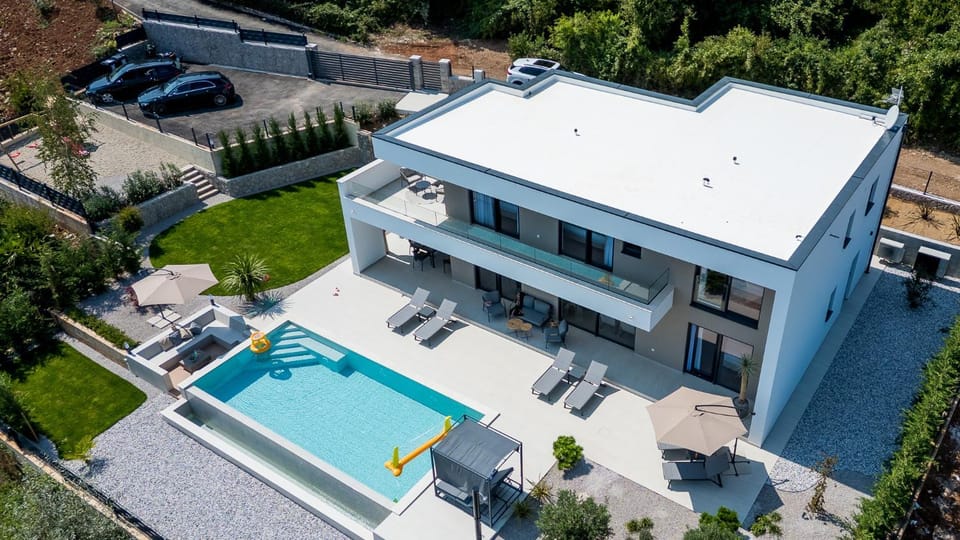 Property building, Bird's eye view, Pool view, Swimming pool, Parking, sunbed