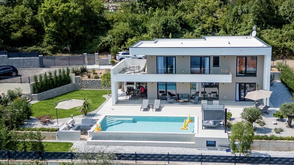 Property building, Day, Bird's eye view, Garden, Garden view, Pool view, Swimming pool, Parking, sunbed