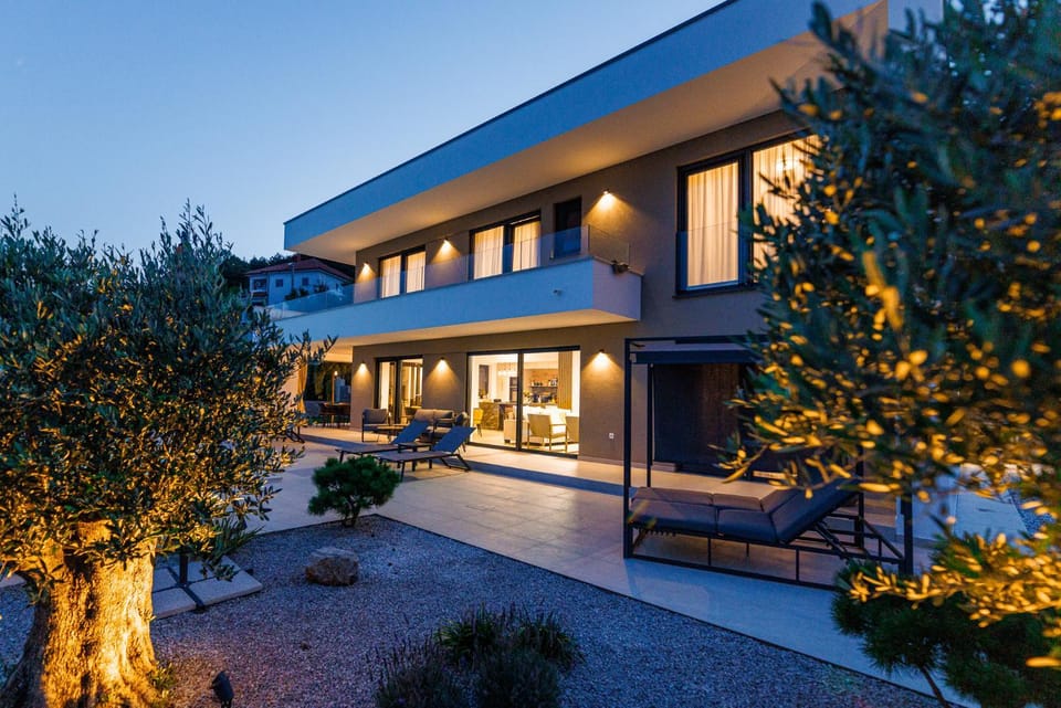 Property building, Patio, Garden view, Swimming pool, sunbed, sunbed