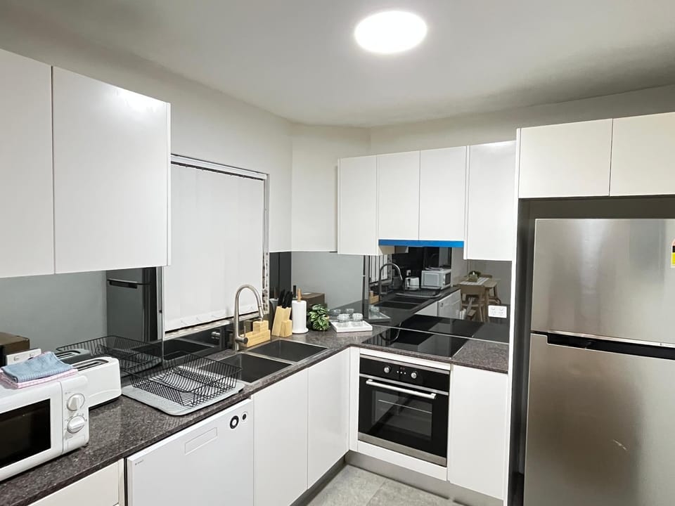 Coffee/tea facilities, Kitchen or kitchenette, dishwasher, oven, stove, toaster
