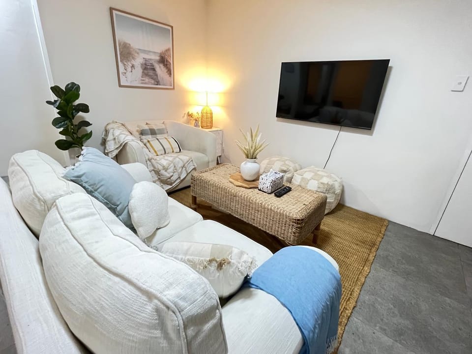 Communal lounge/ TV room, TV and multimedia, Living room, Seating area, Evening entertainment