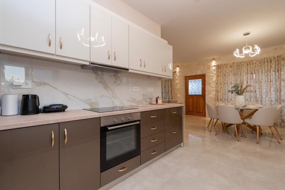 Coffee/tea facilities, Kitchen or kitchenette, Dining area, dishwasher, oven, stove