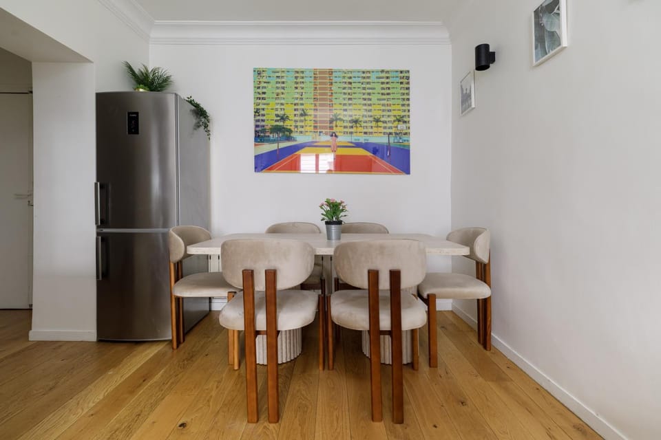 Kitchen or kitchenette, Living room, Seating area, Dining area, oven