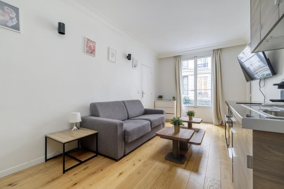 TV and multimedia, Kitchen or kitchenette, Living room, Seating area, Dining area