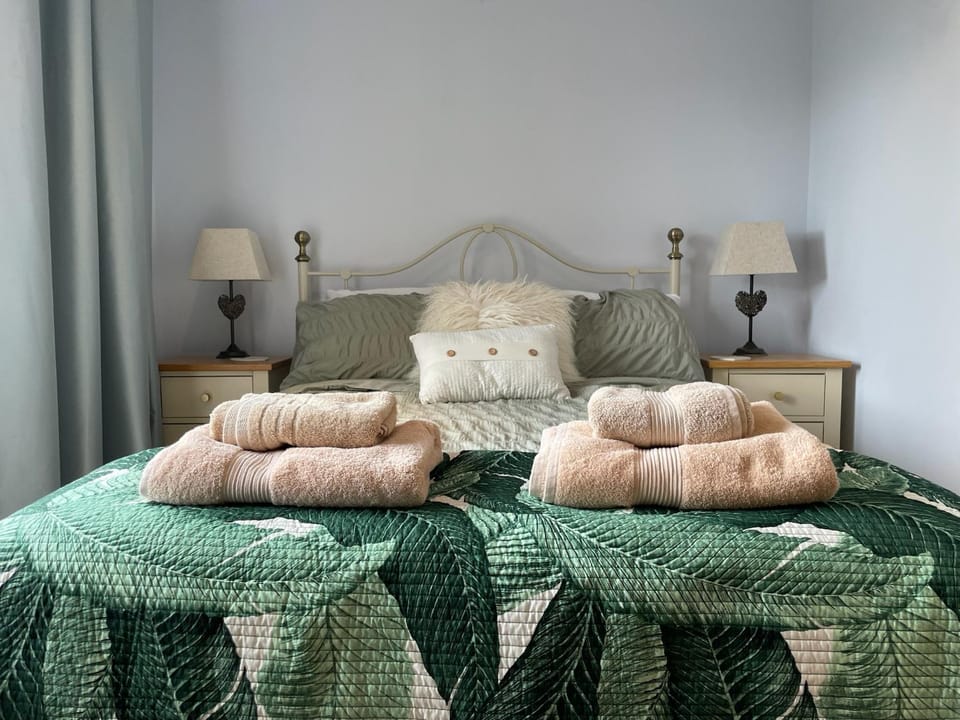 Bed, Bedroom, towels
