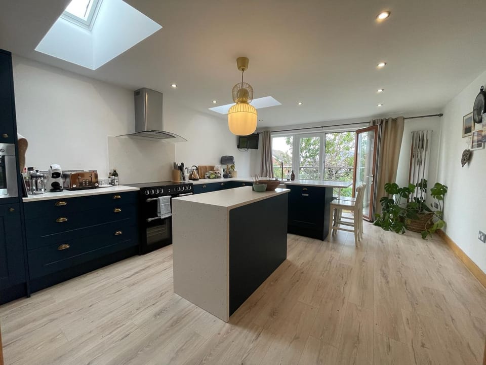 Coffee/tea facilities, Kitchen or kitchenette, stove
