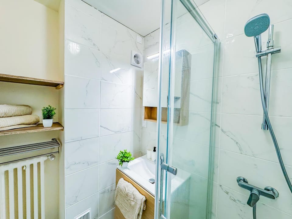 Shower, Bathroom