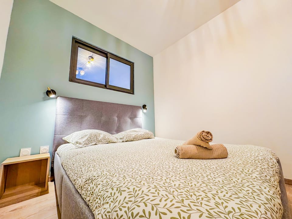 Bed, Photo of the whole room, Bedroom, towels