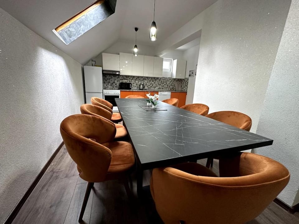 Kitchen or kitchenette, Dining area
