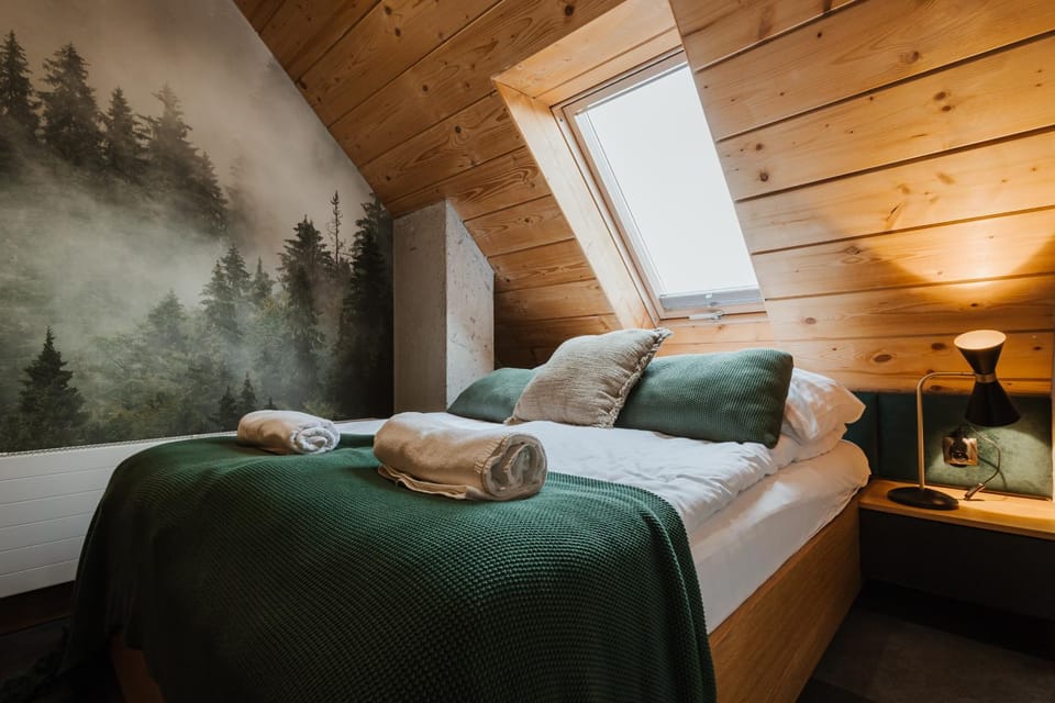 Bed, Photo of the whole room, Bedroom, towels