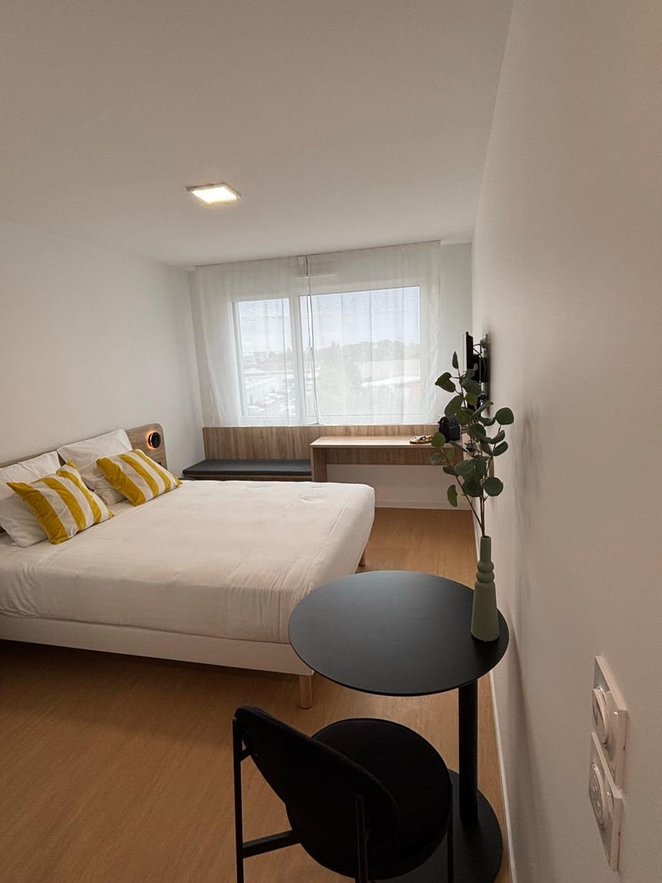 Photo of the whole room, Bedroom