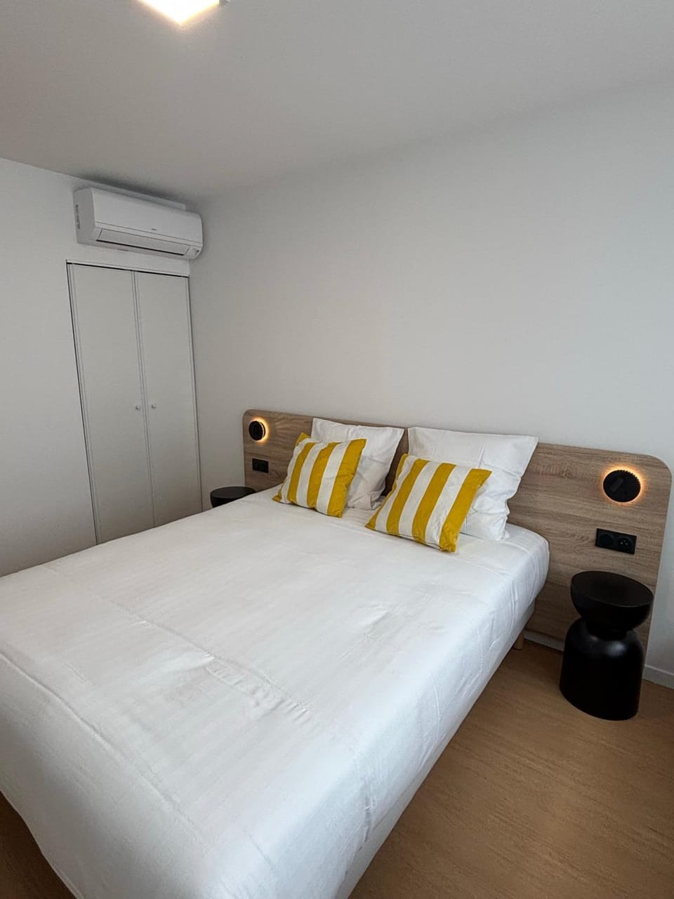 Bedroom, wardrobe, air conditioner