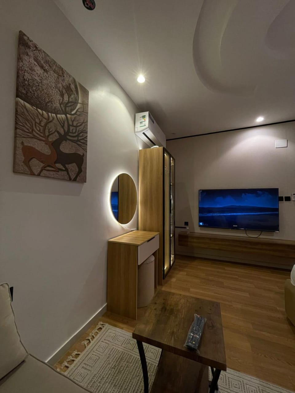 Photo of the whole room, Bedroom, wardrobe