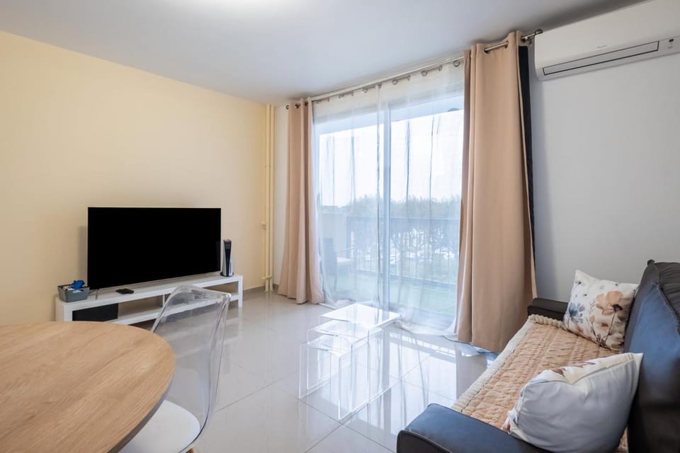 Communal lounge/ TV room, TV and multimedia, Living room