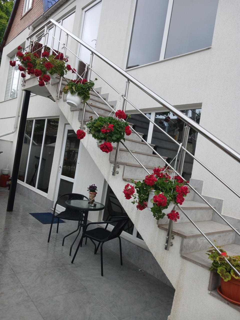 Property building, Patio, Day, Balcony/Terrace, Dining area