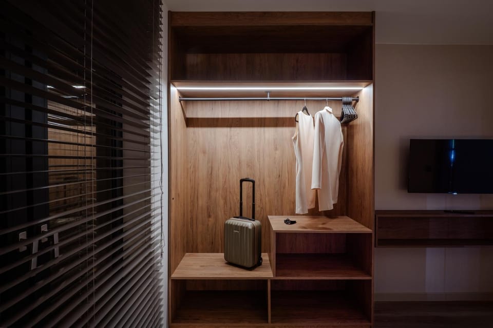 TV and multimedia, Other, Photo of the whole room, Decorative detail, internet, wardrobe, air conditioner