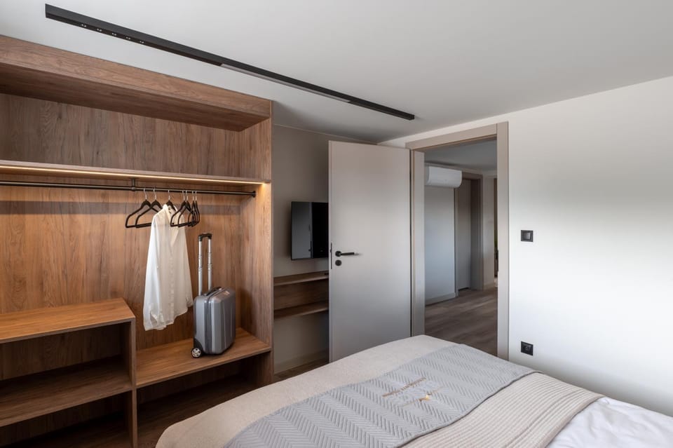 Bed, TV and multimedia, Other, Photo of the whole room, Decorative detail, Bedroom, internet, wardrobe, air conditioner