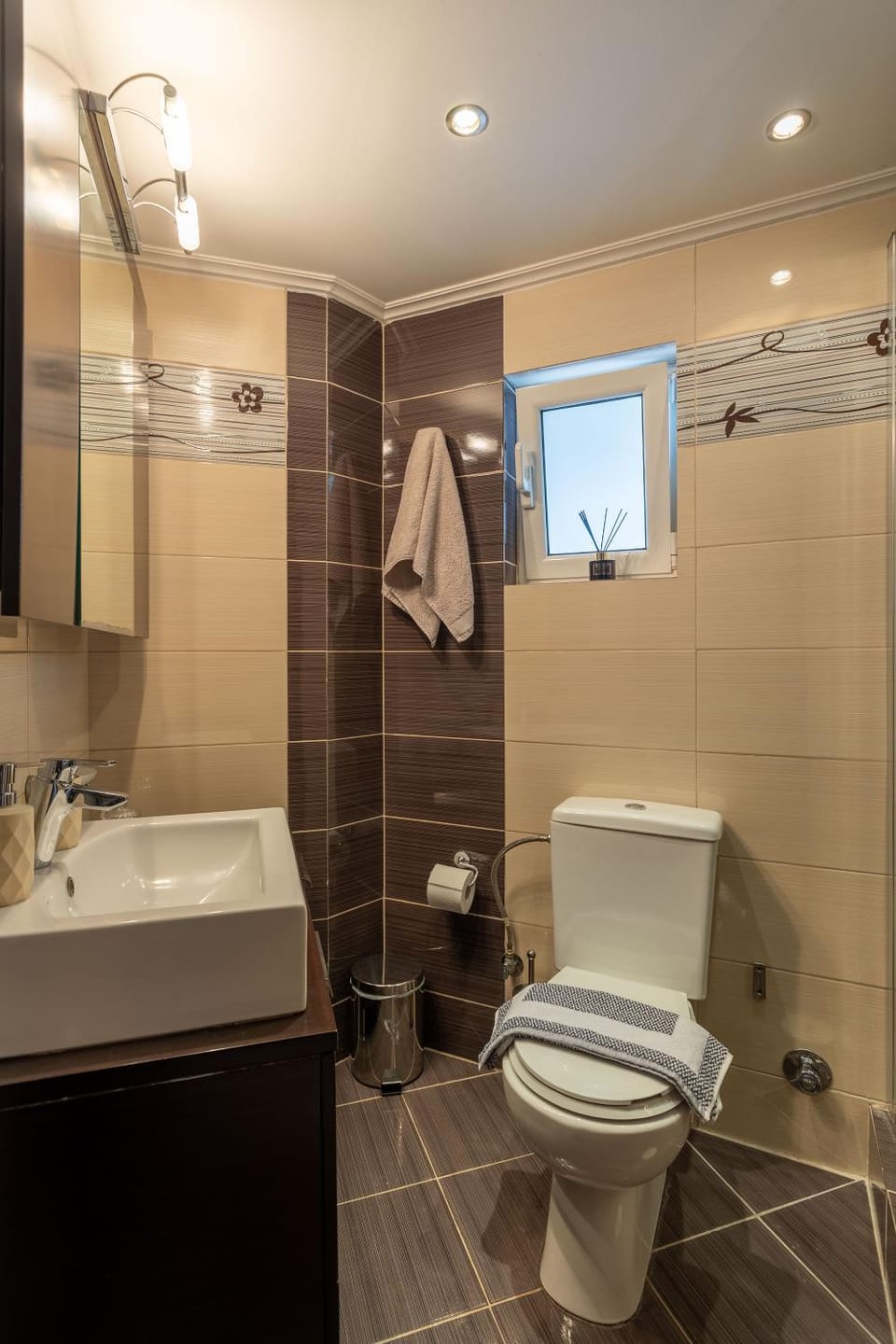 Shower, Toilet, Bathroom, bidet, towels