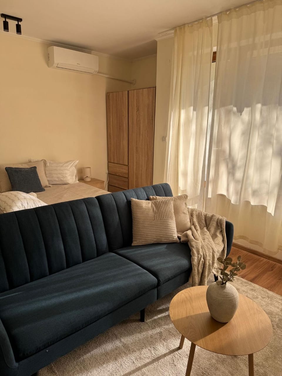 Living room, Seating area, air conditioner