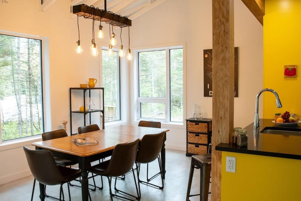 Country Comfort - Woods & River - La Sittelle Chalet in Quebec