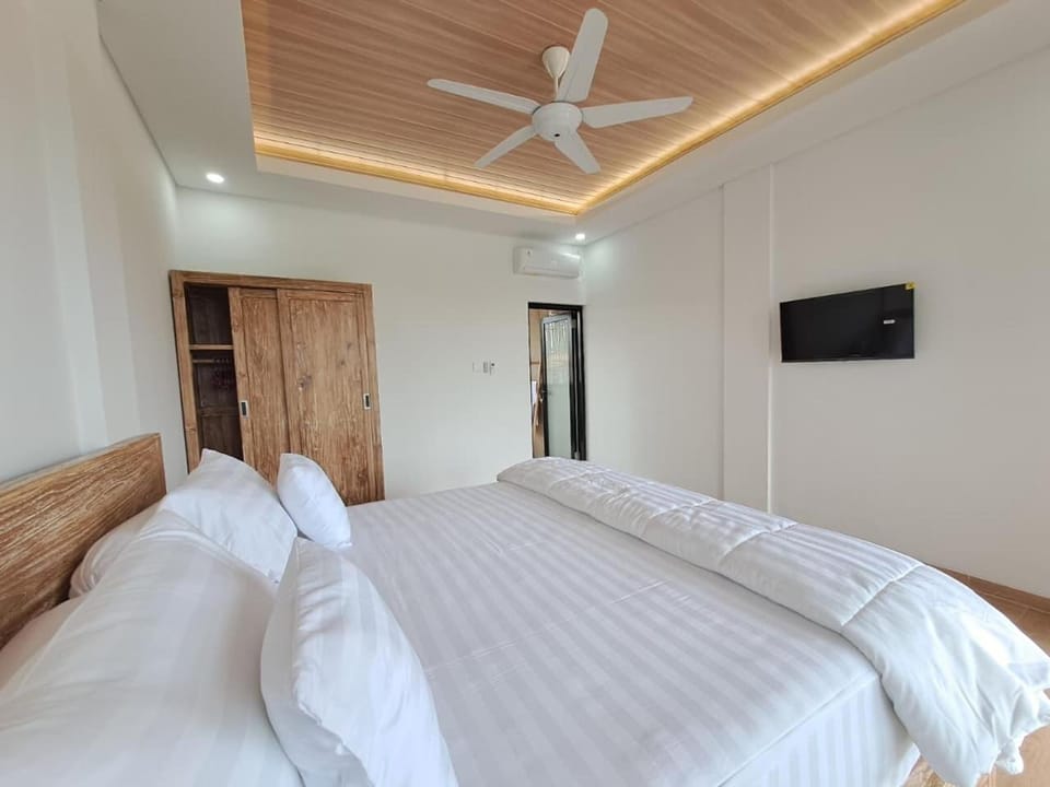 Bed, TV and multimedia, Bedroom