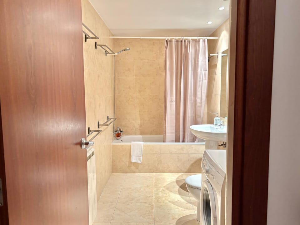 Shower, Toilet, Bed, Bathroom, towels