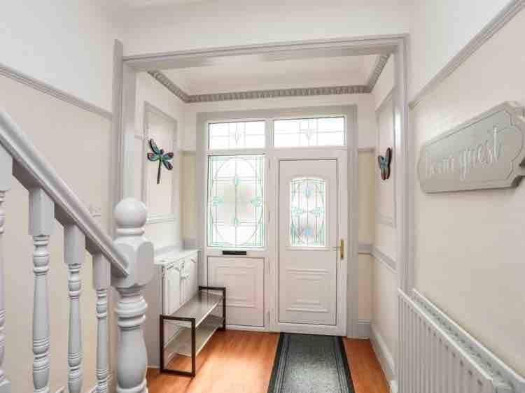 Beeches, 5 bedroom house with hot tub House in Prestatyn